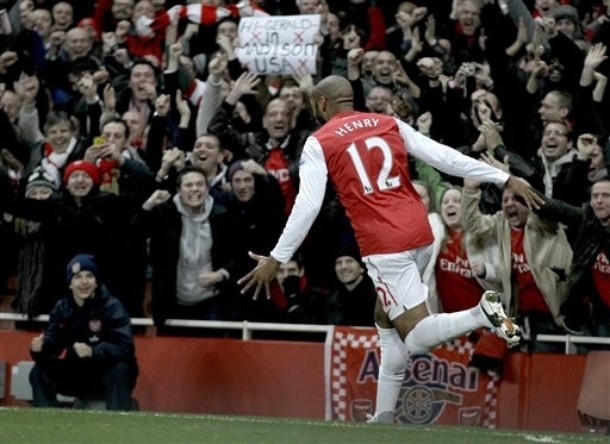 Thierry Henry rất phấn khích với bàn thắng vừa ghi được